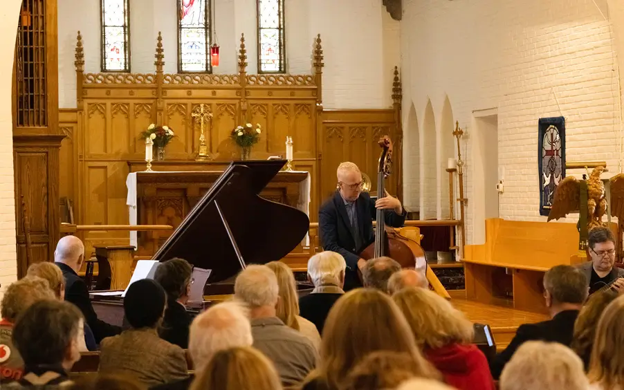 Music group consisted of three members, the pianist John Shwerwood, the guitarist Reg Schwager and the contrabassist Duncan Hopkins